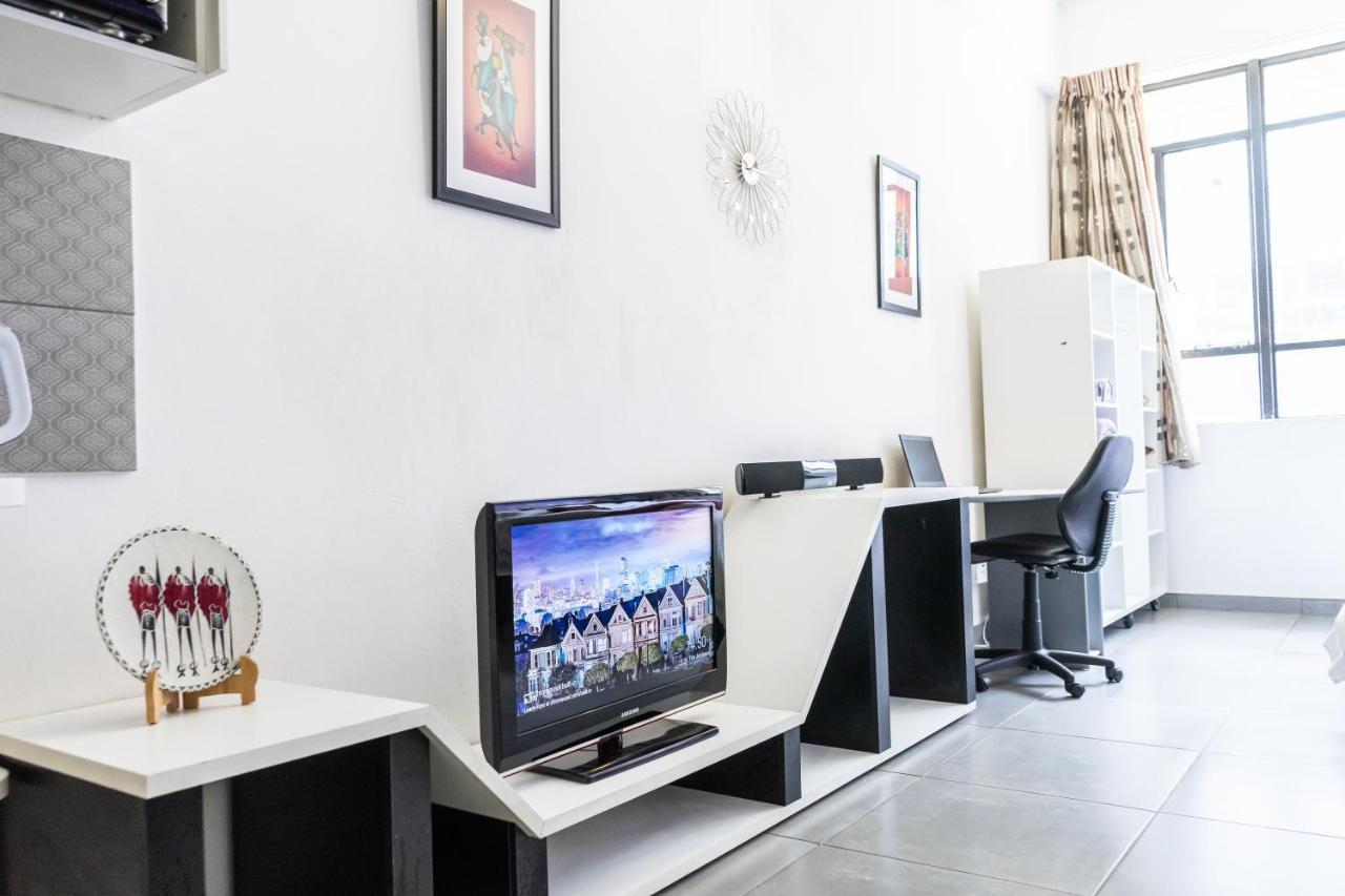 Stunning Maboneng Precinct Studio Apartment At 12 Decades Building جوهانسبورغ المظهر الخارجي الصورة